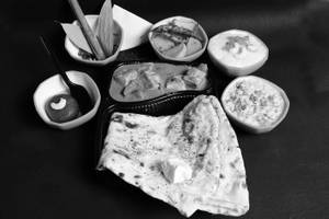 Kadai Paneer  + 2 Butter Naan / 2 Laccha Paratha/ 2 Missi Roti + kesariya kheer