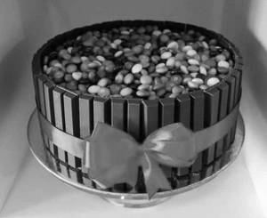 Kit Kat Gems Cake { Eggless 500 Grm }