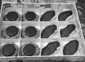 6 Pc Mocha Biscuit + 6 Pc Eggless Chocolate Boat + Travel Pastry Box Large