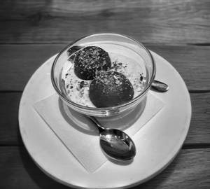Gulab Jamun With Rabdi