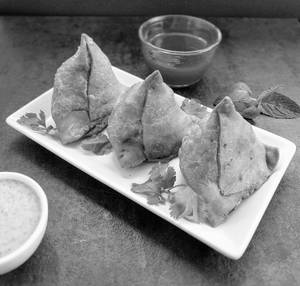 Classic Aloo Matar Samosa (1 Pc - No Pav)