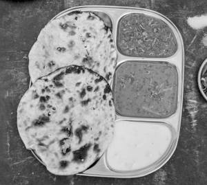Garlic Naan With Dal Makhani