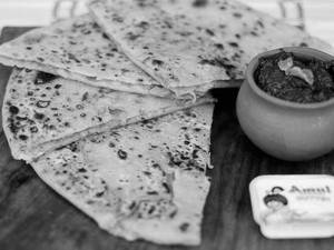 Pyaz Paratha (2 Pcs)