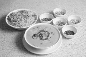 Veg Burmese Khow-suey With Burnt Garlic Noodle