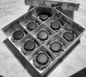 9 Pcs Mocha Biscuit + Travel Pastry Box Small