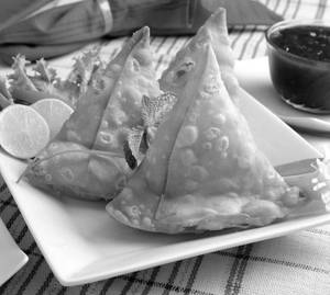 Samosa Plate (2 Pieces)
