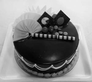 Creamy drip chocolate cake