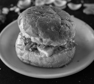 Paneer tikka burger 