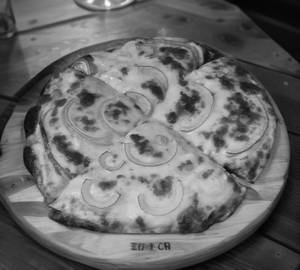 Onion cheese pizza