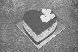 Red Velvet Heart Shaped Cake [500 G]