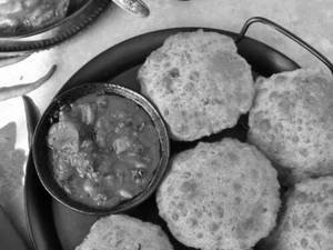 Bedmi Puri (5 Pcs) With Aloo Sabji