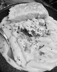 Alfredo Pasta With 2 Garlic Breads