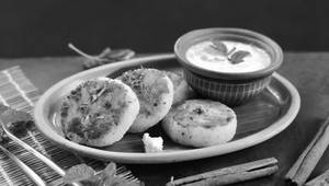Sabudana Vada (4 Pcs)& Makhmali Paneer With Curd