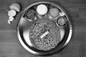 Aloo Garlic Paratha