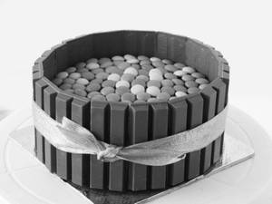 Kitkat & Gems Cake
