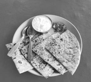 Paneer Paratha with Dahi                                                             