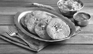 Poori Bhaji Served With Aloo Tamatar Gravy (4 Pooris)