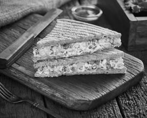 Corn And Peas Wheat Sandwich [15g Protein, 427 Kcal]