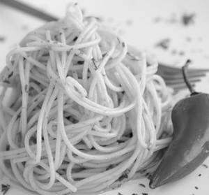 Al Aglio, Olio E Peperoncino [Pasta With Chillies,Garlic,Sliced Olives]
