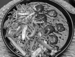 Veg Schezwan Noodles + Veg Manchurian(5 Pcs)