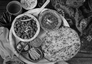 Amritsari Kulcha With Chole Meal [Serves 1]