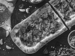Vegan Garlic Bread with Pesto & Sun-dried Tomatoes