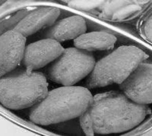 Aloo Pakoda With Green Chutney And Sauce