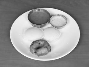 3 Idli With Vada