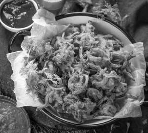 Pyaaz pakoda [6 pieces]                                                                                                                