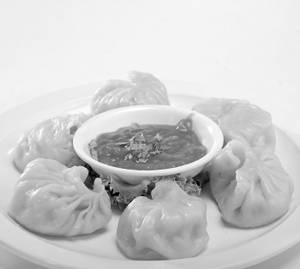 Veg Steamed Momos (10 Pcs)