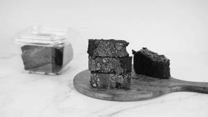Walnut Brownie Slice Box 200grms.