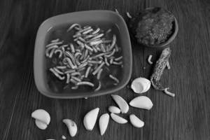 Sev Lahsuniya [300 grams]