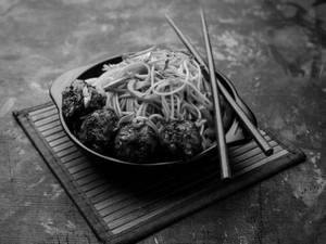 Hakka Noodles + Veg Manchurian Bowl