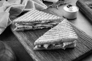 Hummus & Grilled Chicken Sandwich [32g Protein, 373 Kcal]