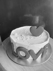 Eggless Love Cake(500gm)+1 Eggless Cakesicle