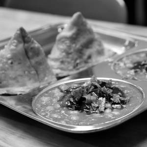 Samosa With Chole (2 Pcs)