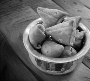 Mini Mawa Samosa