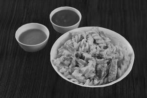 White Sauce Pasta With Chuteny And Katcheup