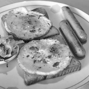 Bulls Eye On Toast With Chicken Sausage