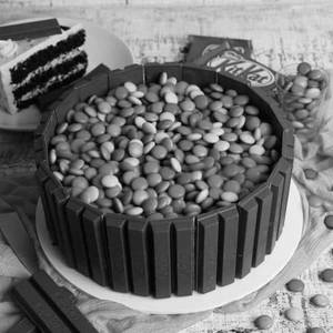 Eggless Kitkat Fully Loaded Cake