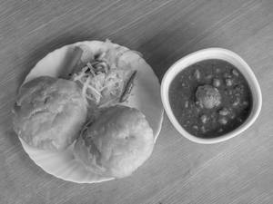 Khasta Chole (2 Pcs)