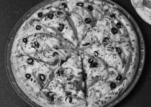Rockers Pizza(Onion,capsicum,Mushroom,tomato,Corn,jalapeno,olives)