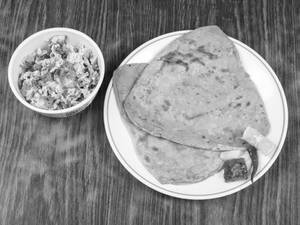 Egg Bhurji ( 4 Eggs) Triangle  Paratha (4 Pc)
