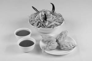 Veg Momos 4 Pcs + Singapuri Noodles