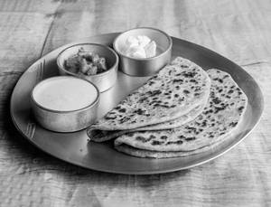 Aloo Paratha And Dahi Combo