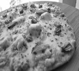 Regular Cheese And Paneer Pizza