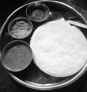 Thatte Idli With Chicken Gravy