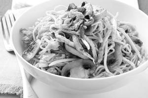Mushroom Chowmein Hakka