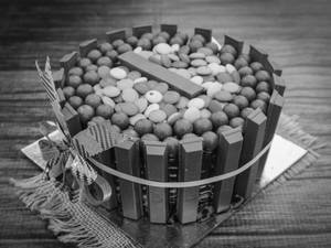 Kitkat Gems Cake ( 400g )