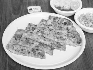 Pyaaz Paratha (1 Pc) with Butter